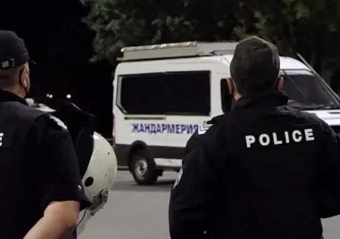 Минути преди да чуят изстрелите служители на жандармерията били пратени