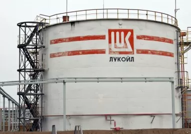 Продава ли „Лукойл” рафинерията в Бургас на Азербайджан?