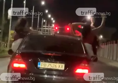 Безумие на пътя в Пловдив! Момичета висят от прозорците на кола в движение, за да снимат клип за TikTok