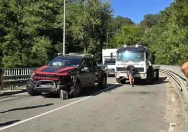 Жена е загинала а трима са с опасност за живота