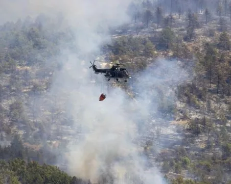 Два самолета и един хеликоптер потушават пожара в община Сунгурларе