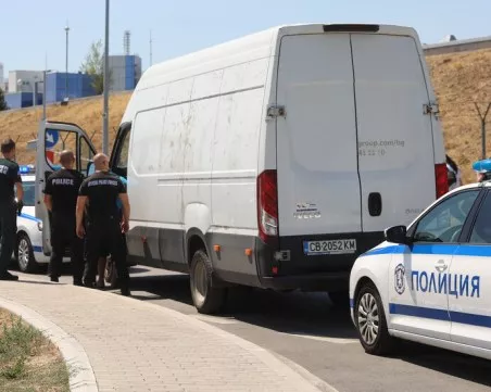 Екшън: Мъж опита да задигне бус със стока от софийското летище, впусна се в гонка с полицията