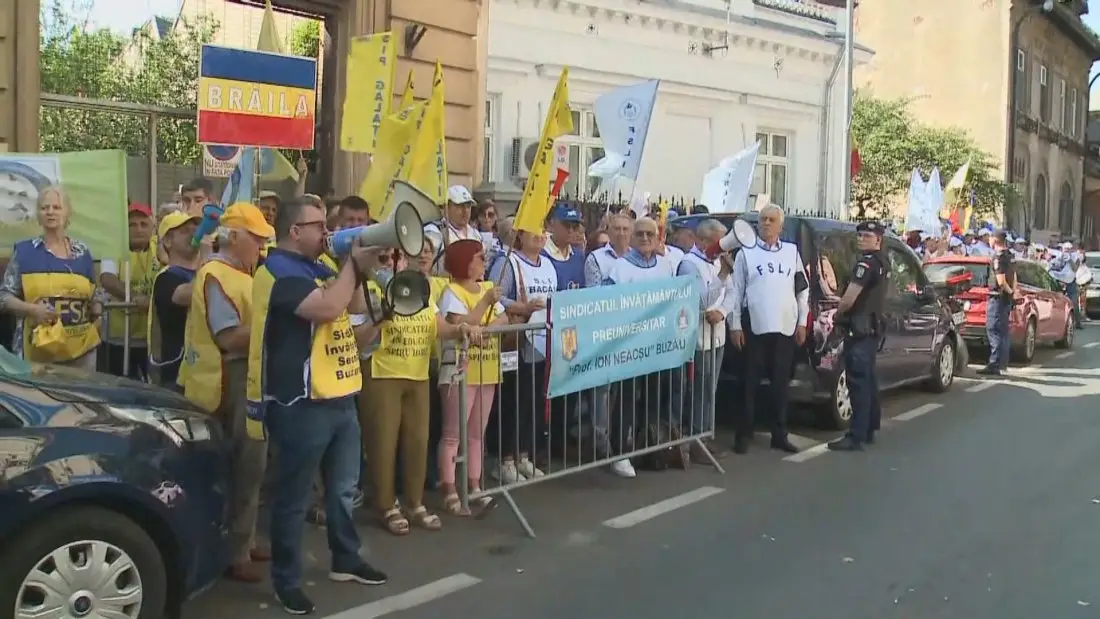 Протести на учители в Румъния, обмислят бойкот на първия учебен ден