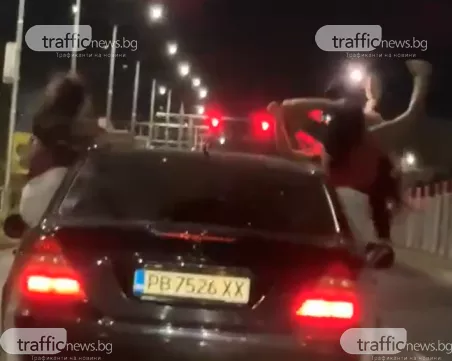 Безумие на пътя в Пловдив! Момичета висят от прозорците на кола в движение, за да снимат клип за TikTok