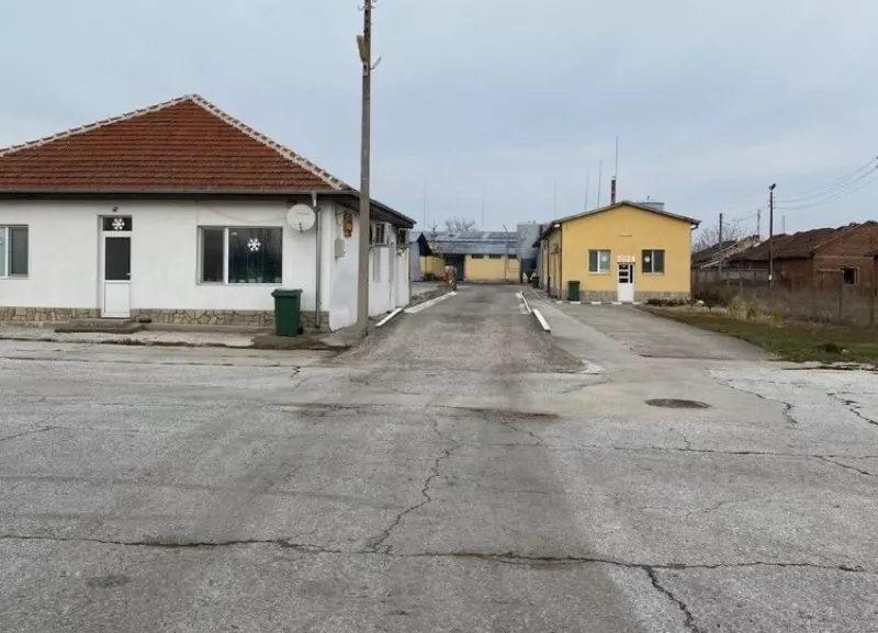 Голям завод за олио край Първомай тъне в дългове и разруха, ЧСИ прави нов опит да го продаде