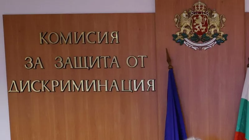 Комисията за защита от дискриминация се самосезира заради сваленото от самолет дете