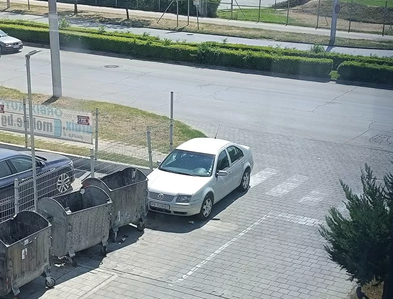 Пешеходна пътека в Пловдив ежедневно се превръща в паркинг