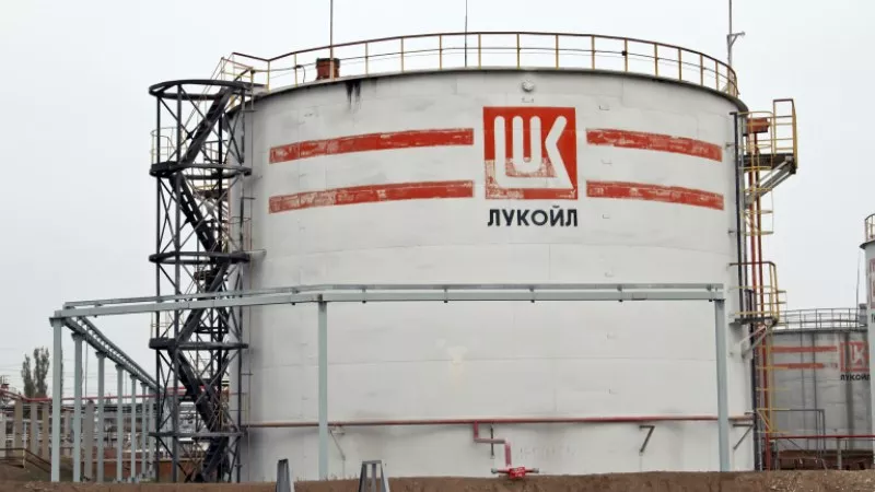 Продава ли „Лукойл” рафинерията в Бургас на Азербайджан?