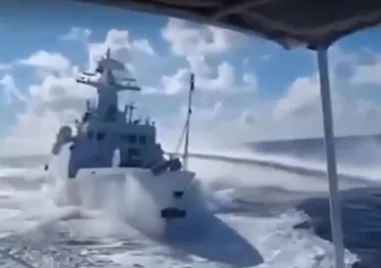 Два китайски кораба – военен и на бреговата охрана са