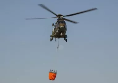 Поредна трудна нощ за огнеборци и доброволци които се борят