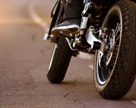 17-годишен загина след удар с мотор в електрически стълб