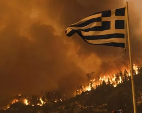 Евакуират няколко населени места в Гърция заради големи пожари