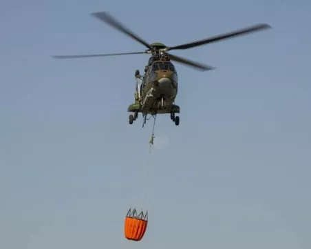 Хеликоптери се включват и днес за потушаването на пожара в Пирин