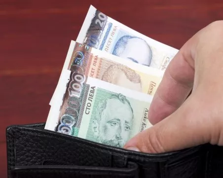 Средната брутна заплата скочи до 2572 лв