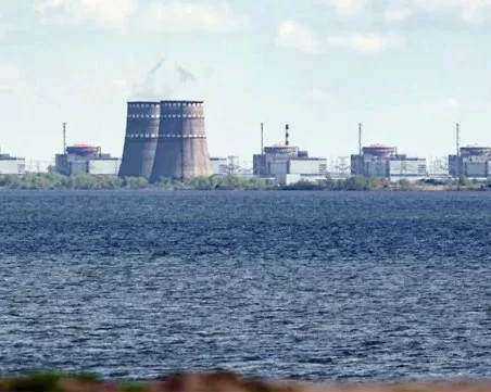 Украйна: Има дим в близост до товарното пристанище на окупираната от Русия Запорожка АЕЦ