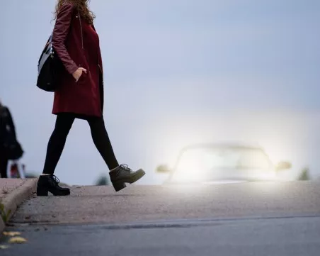 Жена е в болница, ударена от кола при неправилно пресичане