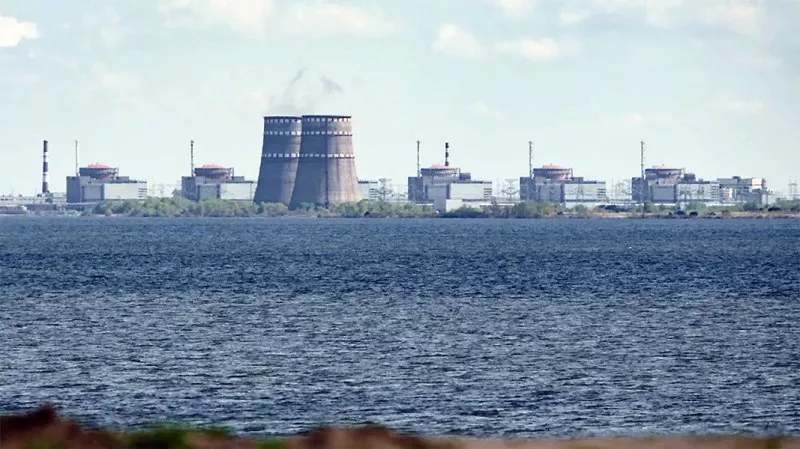 Украйна: Има дим в близост до товарното пристанище на окупираната от Русия Запорожка АЕЦ