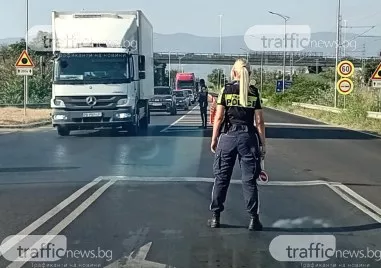 Екипи на Пътна полиция овладяха трафика след хаоса с ремонтите по Рогошко и Брезовско шосе