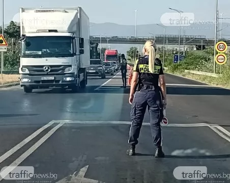 Екипи на Пътна полиция овладяха трафика след хаоса с ремонтите по Рогошко и Брезовско шосе