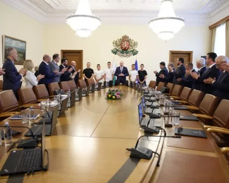 Премиерът и министри от кабинета аплодираха децата, помагали в гасенето на пожарите в Сунгурларе