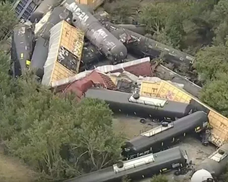 Влакова композиция от 35 вагона с опасни материали дерайлира в Тексас