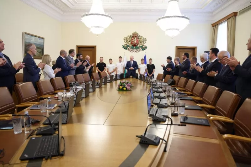 Премиерът и министри от кабинета аплодираха децата, помагали в гасенето на пожарите в Сунгурларе