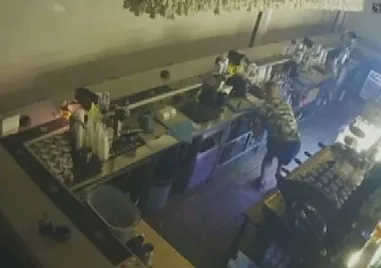 Мъж открадна петцифрена сума от заведение в Бургас На кадри