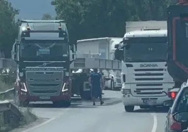 Разпилян товар блокира Околовръстното на Пловдив