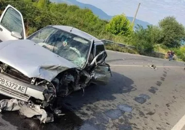 С опасност за живот е единият шофьор от тежката катастрофа