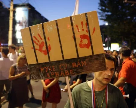 80 граждани и 25 полицаи са ранени при протести и сблъсъци в Сърбия