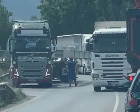 Разпилян товар блокира Околовръстното на Пловдив