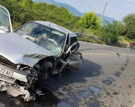 С опасност за живота е шофьор от тежката катастрофа край Пазарджик, едната кола - с пловдивска регистрация