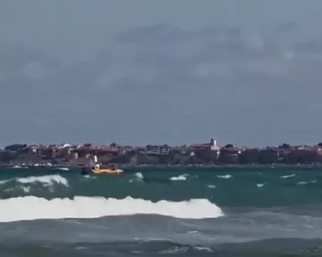 Турист беше погълнат от морето край Слънчев бряг, търсиха го с катер и джет