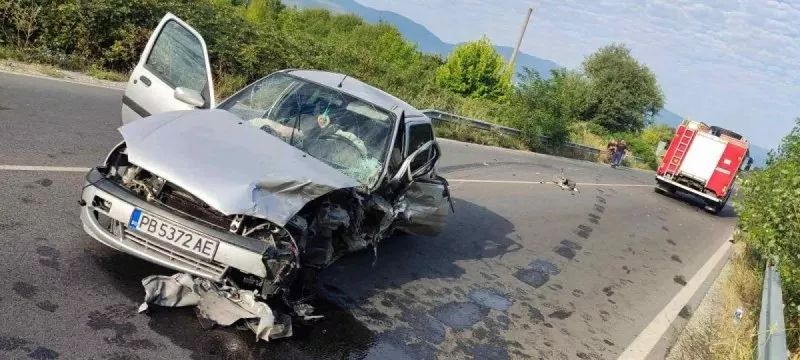 С опасност за живота е шофьор от тежката катастрофа край Пазарджик, едната кола - с пловдивска регистрация