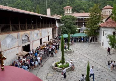 Чудотворната икона на Божията майка събра стотици вярващи в Бачковския манастир