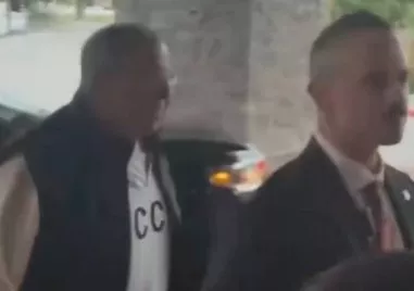 Руският външен министър Сергей Лавров беше облечен в бяла спортна