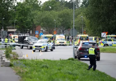 Двама души бяха ранени при стрелба близо до джамия в