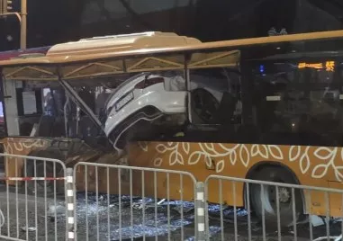 Тежка катастрофа в София: 21-годишен шофьор се вряза в автобус, има загинал и петима ранени