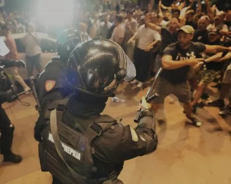 Най-малко 42 полицаи са ранени по време на антиправителствени протести в Сърбия, арестувани са 37 души