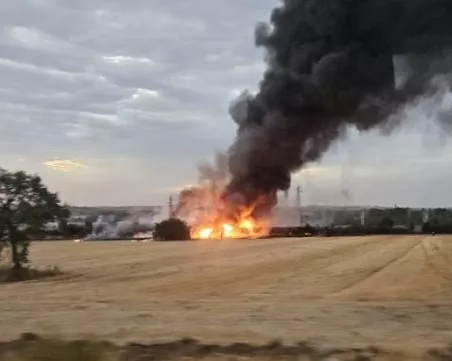 Товарен влак с дизелово гориво избухна в пламъци в Хасковско