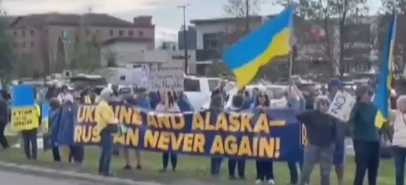 Жители на Аляска посрещнаха Путин с украински знамена