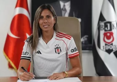 Най успешната българска футболистка в последните години Евдокия Попадинова ще продължи