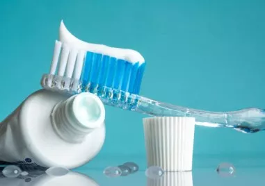 Отдавна е доказано че флуоридът в пастата за зъби може