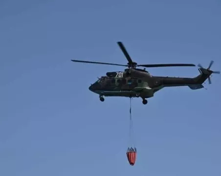 Хеликоптер от Крумово се включва да гаси огнената стихия край Българово