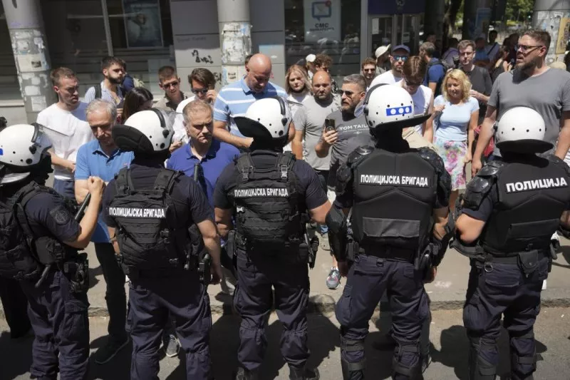 Нови тежки сблъсъци по време на протести в Белград