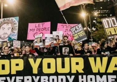 Хиляди израелци участват днес в мащабни протести и стачки с