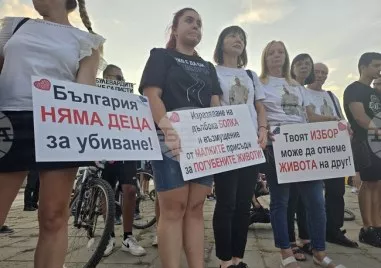 Минута мълчание на мястото, на което кола се вряза в автобус в София и уби човек