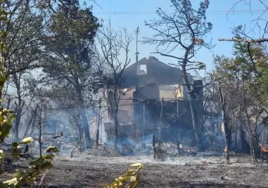 Цяла нощ екипи на пожарната гасиха отделни огнища в град