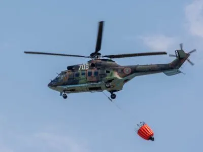 Военнослужещи с два вертолета участват в потушаването на три големи пожара в страната