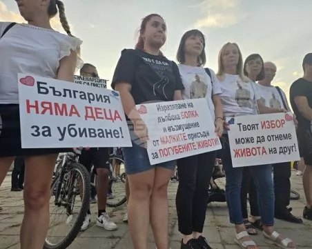 Минута мълчание на мястото, на което кола се вряза в автобус в София и уби човек
